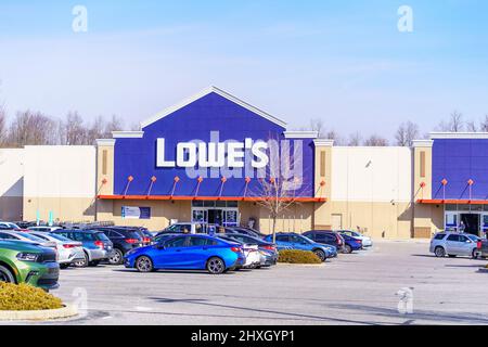 York, PA, USA - 16. Februar 2022: Lowe’s ist eine Baumkerkette, die Hardware und Baubedarf verkauft. Stockfoto