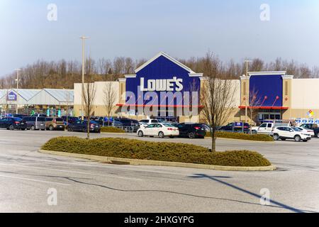 York, PA, USA - 16. Februar 2022: Lowe’s ist eine Baumkerkette, die Hardware und Baubedarf verkauft. Stockfoto