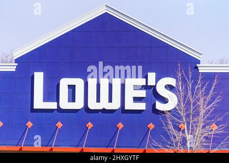 York, PA, USA - 16. Februar 2022: Lowe’s ist eine Baumkerkette, die Hardware und Baubedarf verkauft. Stockfoto