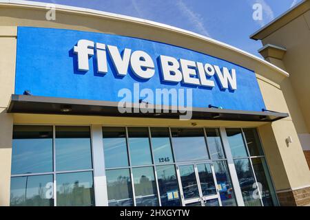 York, PA, USA - 16. Februar 2022: Five below wurde 2002 gegründet und ist eine US-Einzelhandelshandelskette, die sich auf eine Vielzahl von Artikeln unter 5 Dollar spezialisiert hat. Stockfoto