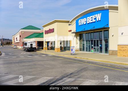 York, PA, USA - 16. Februar 2022: Five below wurde 2002 gegründet und ist eine US-Einzelhandelshandelskette, die sich auf eine Vielzahl von Artikeln unter 5 Dollar spezialisiert hat. Stockfoto