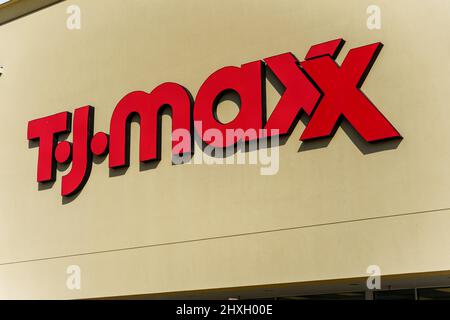 York, PA, USA - 16. Februar 2022: T.J Maxx ist eine preisgünstige Einzelhandelskette mit stylischer Markenbekleidung, Schuhen und Accessoires. Stockfoto