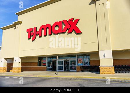 York, PA, USA - 16. Februar 2022: T.J Maxx ist eine preisgünstige Einzelhandelskette mit stylischer Markenbekleidung, Schuhen und Accessoires. Stockfoto