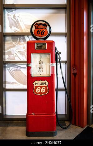 Alte Philips 66-Gaspumpe im Harley-Davidson Museum und Souvenirladen in Milwaukee, Wisconsin, USA Stockfoto