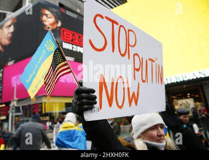 New York, Usa. 12. März 2022. Demonstranten halten am Samstag, dem 12. März 2022, auf dem Times Square in New York City Zeichen bei einer Dachrallye zur Unterstützung der Ukraine. Die Vereinten Nationen haben seit dem Beginn der russischen Invasion in die Ukraine am 24. Februar 1.581 zivile Opfer verzeichnet. Foto von John Angelillo/UPI Credit: UPI/Alamy Live News Stockfoto