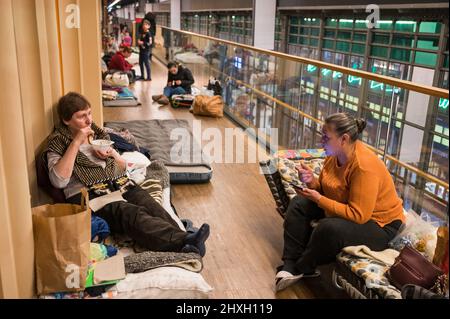 BRESLAU, POLEN - 11. MÄRZ 2022: Hilfe für Kriegsflüchtlinge aus der Ukraine am Bahnhof in Wrocław organisiert. Flüchtlinge vorübergehend in untergebracht Stockfoto