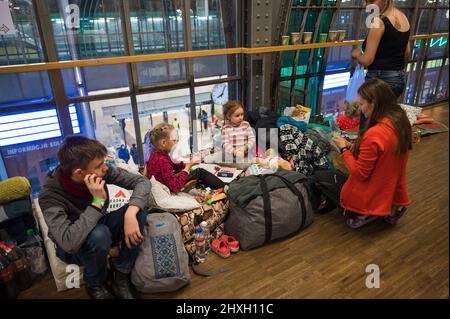BRESLAU, POLEN - 11. MÄRZ 2022: Hilfe für Kriegsflüchtlinge aus der Ukraine am Bahnhof in Wrocław organisiert. Flüchtlingsfamilie vorübergehend Unterkunft Stockfoto