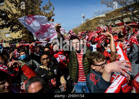 Granada, Spanien. 12. März 2022. Vor dem La Liga Santander-Spiel zwischen Granada CF und Elche CF im Estadio Nuevo Los Carmenes in Granada werden Fans des FC Granada Slogans geschrien. (Endergebnis: Granada CF 0:1 Elche CF) Credit: SOPA Images Limited/Alamy Live News Stockfoto