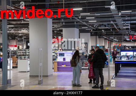 Moskau, Russland. 12.. März 2022 Blick auf einen MVideo-Geräteladen im Metropolis-Einkaufszentrum in Moskau, Russland Stockfoto