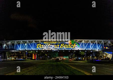 Daona Beach, FL, USA. 12.. März 2022. Dataona Begrüßungsschild in der Nacht während Dataona 200 auf dem Dataona International Speedway in Dataona Beach, FL. Stockfoto