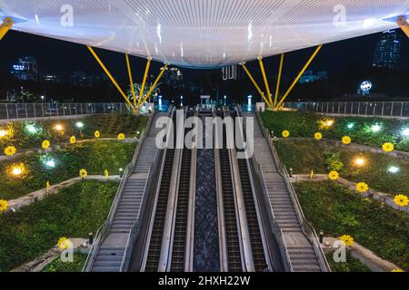 9. März 2022: Central Park, eine Station auf der Roten Linie der Kaohsiung MRT im Sinsing District, Kaohsiung, Taiwan. Es wurde zu einem der 15 besten Monate ernannt Stockfoto