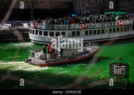 Chicago, USA. 12. März 2022. Boote werden am 12. März 2022 auf dem Chicago River in Chicago, den Vereinigten Staaten, grün gefärbt gesehen. Der Chicago River wurde am Samstag grün gefärbt, um den bevorstehenden St. Patrick's Day zu feiern, der am 17. März gefeiert wird. Kredit: Vincent D. Johnson/Xinhua/Alamy Live Nachrichten Stockfoto
