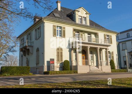 Opel Villa in der Frühlingssonne Stockfoto