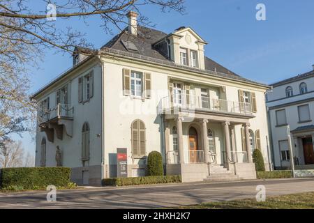 Opel Villa in der Frühlingssonne Stockfoto