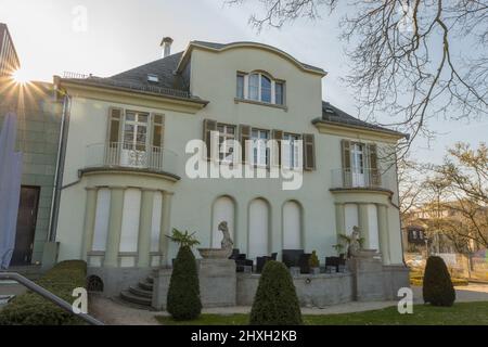 Opel Villa in der Frühlingssonne Stockfoto