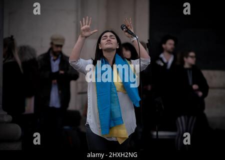 London, Großbritannien. 12.. März 2022. Benefizkonzert zur Unterstützung der Ukraine. Diana Mess tritt in Covent Garden West Piazza auf, um Spendengelder für das Katastrophenschutzkomitee (DEC) Ukraine Humanitarian Appeal zu sammeln. Russische Streitkräfte setzen ihre Vormarsch- und aggressive Militäraktion gegen mehrere Regionen der Ukraine, einschließlich Kiew, fort. Kredit: Guy Corbishley/Alamy Live Nachrichten Stockfoto