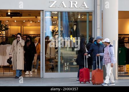 Die Leute sahen ein Geschäft im Zara-Geschäft im Oxford Circus, London, das am 10.. März 2022 gedreht wurde. © Belinda Jiao jiao.bilin@gmail.com 07598931257 https://www.belin Stockfoto