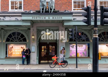 Eine allgemeine Ansicht des Kaufhauses Fortnum & Mason im Londoner West End, aufgenommen am 10.. März 2022. © Belinda Jiao jiao.bilin@gmail.com 07598931257 ht Stockfoto