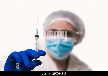 Arzt bereitet eine Spritze für eine Injektion vor Stockfoto