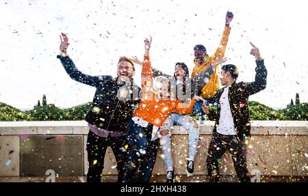 Eine Gruppe von fünf jungen Freunden, die Spaß an der Party im Freien haben Stockfoto