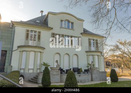 Opel Villa in der Frühlingssonne Stockfoto