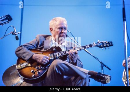 Der amerikanische Jazzgitarrist Herb Ellis performt beim Capital Radio Jazz Festival 1982 in Knebworth, Hertfordshire, England. Stockfoto