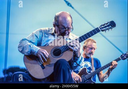 Der amerikanische Jazzgitarrist Charlie Byrd spielt beim Capital Radio Jazz Festival 1982 in Knebworth, Hertfordshire, England. Stockfoto