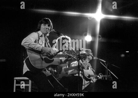 Die englischen Musiker Bruce Welch, Alan Jones und Hank Marvin treten 1977 in der Royal Albert Hall, London, England auf. Stockfoto