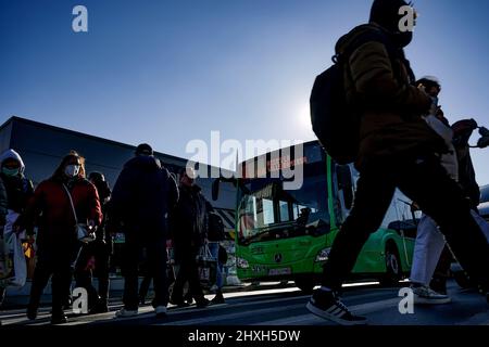 Bukarest, Rumänien - 19. Januar 2022: Fußgänger überqueren die Straße in der Nähe des Crangasi-Marktes in Bukarest, Rumänien. Stockfoto