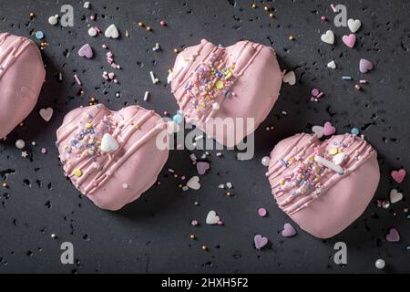 Romantische und leckere Mono-Portion zum valentinstag aus Streuseln. Dessert in Herzform zum valentinstag. Stockfoto