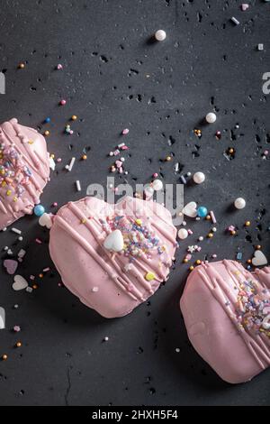 Romantische und leckere Mono-Portion zum valentinstag mit Herzform. Dessert in Herzform zum valentinstag. Stockfoto