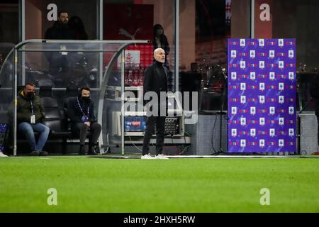 Mailand, Italien. 12. März 2022. Stefano Pioli in Aktion während des Fußballspiels der Serie A zwischen dem AC Mailand und dem FC Empoli im Stadio Giuseppe Meazza am 12. März 2022 in Mailand, Italien Credit: Independent Photo Agency/Alamy Live News Stockfoto