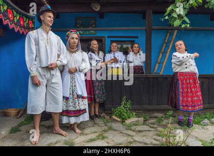 Salaj, Transsilvanien, Rumänien- 14. Mai 2018: Junges Paar in rumänischen Volkstrachten heiraten, eine traditionelle Hochzeit in einem charmanten Blau Stockfoto