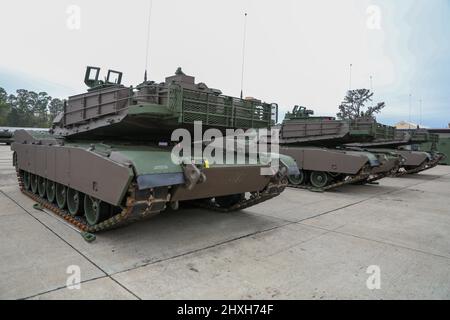 Das 'Hound Bataillon', 3. Bataillon, 67. Panzerregiment, 2. Panzerbrigade-Kampfteam, 3. Infanterie-Division, erhält den neu modernisierten Panzer M1A2 SEPv3 Abrams in Fort Stewart, Georgia, Februar 2022. Die 'Spartan Brigade', 2. ABCT, 3. ID, ist die Spitze des Speers auf dem Gleitschirm der Marne-Division, der 2023 zur modernsten US-Armeedivision wurde. (USA Armeefoto von Sgt. Trenton Lowery) Stockfoto