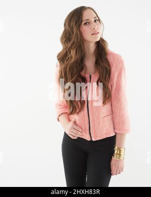 Hip und stylisch. Studioportrait einer attraktiven jungen Frau. Stockfoto