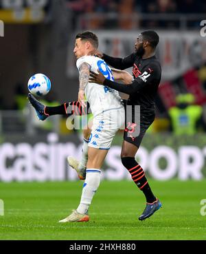 Mailand, Italien. 12. März 2022. Fikayo Tomori (R) von AC Mailand steht mit Andrea Pinamonti von Empoli während eines Fußballspiels der Serie A zwischen AC Mailand und Empoli am 12. März 2022 in Mailand, Italien. Quelle: Alberto Lingria/Xinhua/Alamy Live News Stockfoto