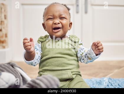 Wir können nicht einfach den ganzen Tag kuscheln. Aufnahme eines jungen Mädchens, das weint, während es zu Hause sitzt. Stockfoto