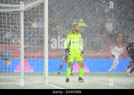 Foxborough Massachusetts, USA. 12. März 2022. Der New England Revolution Torwart Earl Edwards Jr (36) ist beim MLS-Spiel zwischen Real Salt Lake und der New England Revolution im Gillette Stadium in Foxborough, Massachusetts, um das Netz gewahr. Eric Canha/CSM/Alamy Live News Stockfoto