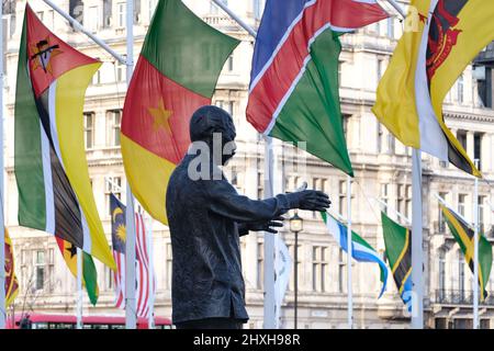 London, Großbritannien, 12.. März 2022. Die Flaggen der 54 Mitgliedsstaaten des Commonwealth, darunter auch des Vereinigten Königreichs, werden vor dem Commonwealth Day am 14.. März auf dem Parliament Square aufgestellt. Zu diesem Anlass findet ein jährlicher Gottesdienst in der Westminster Abbey statt, in diesem Jahr ohne die übliche Teilnahme Ihrer Majestät der Königin. Kredit: Elfte Stunde Fotografie/Alamy Live Nachrichten Stockfoto