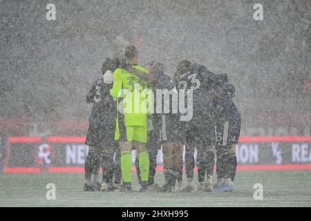 Foxborough Massachusetts, USA. 12. März 2022. New England Revolution Schlagen Sie sich vor dem Start des MLS-Matches zwischen Real Salt Lake und der New England Revolution im Gillette Stadium in Foxborough, Massachusetts, in nahezu weißen Verhältnissen. Eric Canha/CSM/Alamy Live News Stockfoto