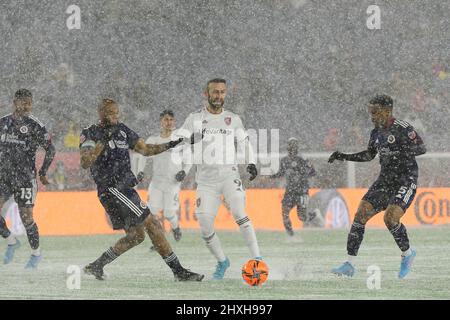 Foxborough Massachusetts, USA. 12. März 2022. Andrew Farrell, Verteidiger der New England Revolution (2) (links), spielt den Ball weg vom Real Salt Lake-Stürmer Justin Meram (9) während des MLS-Spiels zwischen Real Salt Lake und der New England Revolution im Gillette Stadium in Foxborough, Massachusetts. Eric Canha/CSM/Alamy Live News Stockfoto