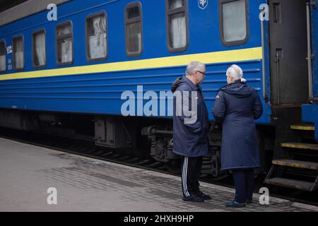 Lviv, Ukraine. 12. März 2022. Die Fahrkartenkontrolleure sind auf dem Bahnsteig am Bahnhof von Lemberg zu sehen. Lviv, die größte Stadt in der Westukraine, hat sich mittlerweile zu einem Transitzentrum für Frauen und Kinder entwickelt, die nach Europa fliehen, während Männer zurückkehren und in die Ostukraine reisen, um das Land zu verteidigen. Kredit: SOPA Images Limited/Alamy Live Nachrichten Stockfoto