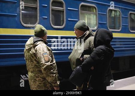 Lviv, Ukraine. 12. März 2022. Ukrainische Soldaten sind auf dem Bahnsteig am Bahnhof von Lemberg zu sehen. Lviv, die größte Stadt in der Westukraine, hat sich mittlerweile zu einem Transitzentrum für Frauen und Kinder entwickelt, die nach Europa fliehen, während Männer zurückkehren und in die Ostukraine reisen, um das Land zu verteidigen. Kredit: SOPA Images Limited/Alamy Live Nachrichten Stockfoto