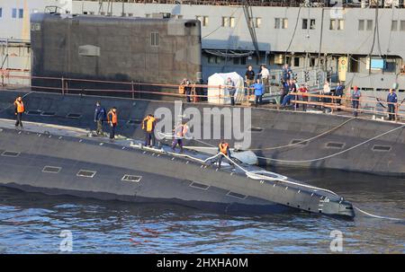 Russische Marine-Angriffs-U-Boote verbesserte Kilo-Klasse Projekt 636,3 (Diesel-Elektroantrieb), Matrosen und Besatzungsmanöver, Moore zu einem zweiten U-Boot Stockfoto