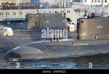 Russische Marine-Angriffs-U-Boote verbesserte Kilo-Klasse Projekt 636,3 (Diesel-Elektroantrieb), Matrosen und Besatzungsmanöver, Moore zu einem zweiten U-Boot Stockfoto