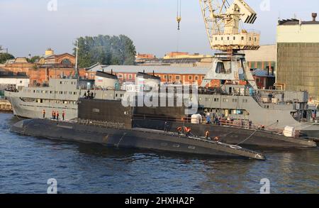 Russische Marine-Angriffs-U-Boote verbesserte Kilo-Klasse Projekt 636,3 (Diesel-Elektroantrieb), Matrosen und Besatzungsmanöver, Moore zu einem zweiten U-Boot Stockfoto