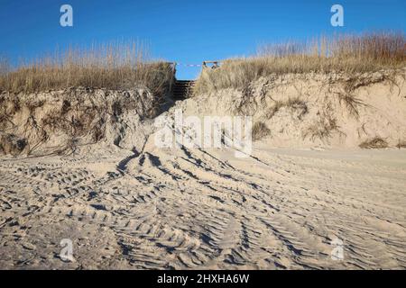 03. März 2022, Schleswig-Holstein, Nieblum: Dünen und Strand am Gotinger Kliff auf der Nordseeinsel Föhr sind schwer beschädigt. Die Hurrikan-Tiefstände „Nadja“ und „Zeynep“ haben zu erheblichen Schäden am Strand geführt und Düneneinbrüche auf den nordfriesischen und ostfriesischen Inseln verursacht. Nach den schweren Winterstürmen mit teilweise starken Sturmfluten rechnen viele deutsche Nordseeinseln mit erheblichen Kosten, zum Beispiel für den Wiederaufbau von abgespülten Stränden und die Erneuerung der touristischen Infrastruktur. (Zu dpa 'Inseln rechnen mit teilweise hohen Kosten für neue Strände nach Sturmschäden') Foto: Christian Stockfoto