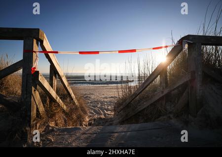 03. März 2022, Schleswig-Holstein, Nieblum: Die Treppen zum Strand am Gotinger Kliff auf der Nordseeinsel Föhr sind stark beschädigt und geschlossen. Die Hurrikan-Tiefstände „Nadja“ und „Zeynep“ haben zu erheblichen Schäden am Strand geführt und Düneneinbrüche auf den nordfriesischen und ostfriesischen Inseln verursacht. Nach den schweren Winterstürmen mit teilweise starken Sturmfluten rechnen viele deutsche Nordseeinseln mit erheblichen Kosten, zum Beispiel für den Wiederaufbau von abgespülten Stränden und die Erneuerung der touristischen Infrastruktur. (Zu dpa 'Inseln rechnen mit teilweise hohen Kosten für neue Strände nach Sturmschäden') Foto Stockfoto