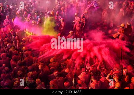 Mathura, Indien. 12. März 2022. Hinduistische Anhänger spielen während des Festivals mit bunten Pulvern (Gulal) im Radharani-Tempel von Nandgaon. Holi Festival of India ist eines der größten bunten Feste in Indien, da viele Touristen und Anhänger sich versammeln, um dieses bunte Ereignis zu beobachten. Das Fest feiert den Beginn des Frühlings die göttliche Liebe von Radha und Krishna und stellt den Sieg des Guten über das Böse dar. Kredit: SOPA Images Limited/Alamy Live Nachrichten Stockfoto