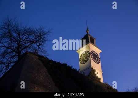 Bild des Uhrturms der Festung Novi Sad Petrovaradin, eines der Symbole Serbiens, und des Ortes, an dem das Musikfestival Exit organisiert wird Stockfoto